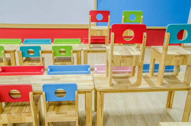 Secretárias e cadeiras na sala de aula do jardim de infância
. - Foto, Imagem