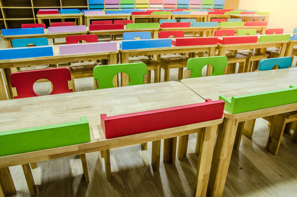 Asztalok és székek az óvoda osztálytermében. - Fotó, kép