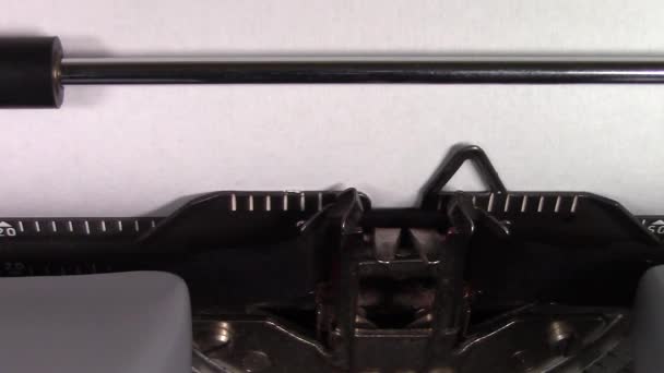 ein Nahaufnahme-Video der Worte "Machining 101", die auf weißem Papier in einer alten manuellen Schreibmaschine getippt werden. Schuss im Makro. - Filmmaterial, Video