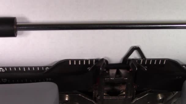 ein Nahaufnahme-Video der Worte "Logik 101", die auf weißem Papier in einer alten manuellen Schreibmaschine getippt werden. Schuss im Makro. - Filmmaterial, Video