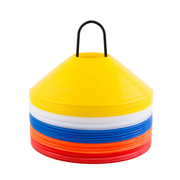 conos multicolores de plástico para patinar sobre ruedas, aislados en blanco
 - Foto, Imagen