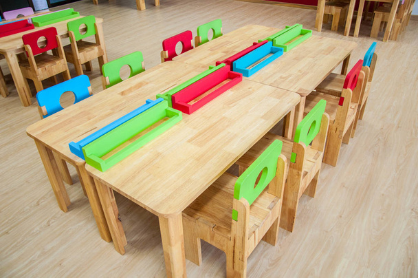 Escritorios y sillas en el aula de kindergarten
. - Foto, Imagen
