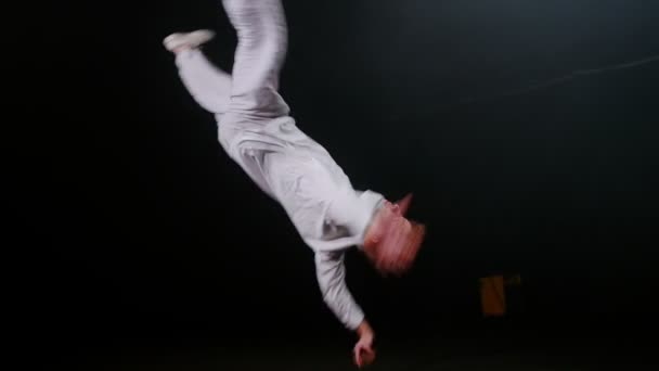 Молодой танцор кружится с одной стороны и сохраняет равновесие
 - Кадры, видео