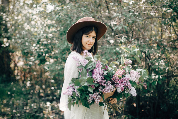 Retrato sensual de bela mulher boho em chapéu segurando lilás fl
 - Foto, Imagem