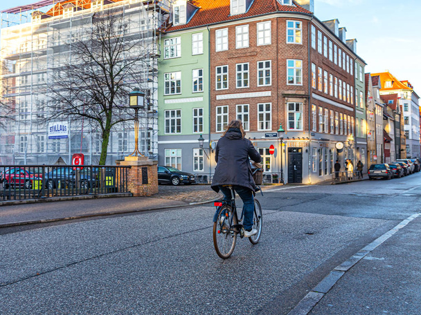 Man on a Bicycle, riding down the street of the morning city - Foto, imagen