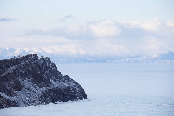 Kilátás a Bajkál-tóra Olkhon szigetén - Fotó, kép