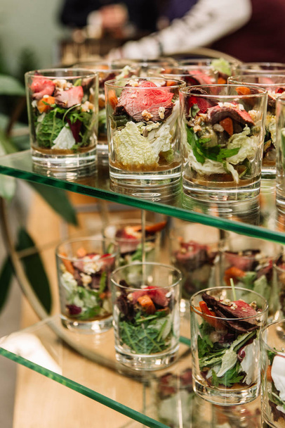 Catering food, buffetsalade met groenten en rosbief in glazen - Foto, afbeelding