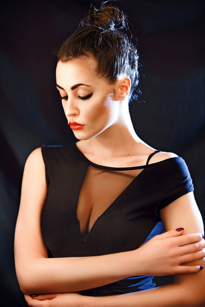 sexy brunette with bright makeup on a dark background - Valokuva, kuva