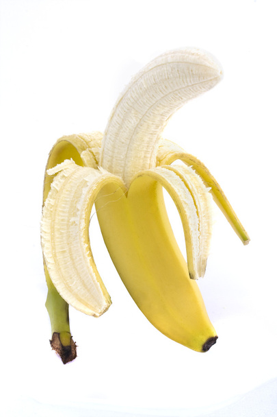 Mezza banana sbucciata su bianco
 - Foto, immagini