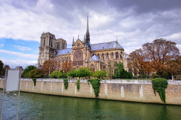 Cathédrale Notre Dame à Paris, France. nuages sombres
 - Photo, image