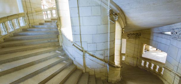 stare spiralne schody z zamku Chambord. Francja - Zdjęcie, obraz