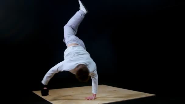 Young fit man break dancer performing tricks - Video, Çekim