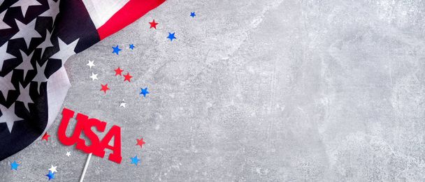 Amerikan bayrağı ve fotokopi alanı olan beton taş zemin üzerinde Usa imzası. Usa Anma Günü için bayrak şablonu, Başkanlar Günü, Gaziler Günü, İşçi Bayramı veya 4 Temmuz kutlamaları için.. - Fotoğraf, Görsel