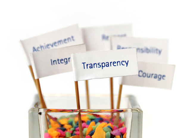 Etikett der "Transparenz" -Nadel in das Glas des Farbsteins - Foto, Bild