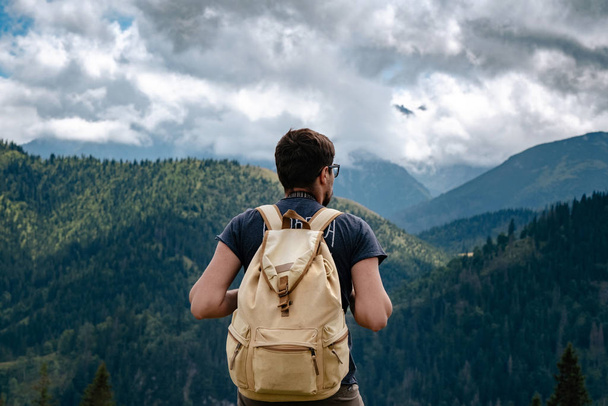 Człowiek wędrujący w górach z ciężkim plecakiem - Zdjęcie, obraz