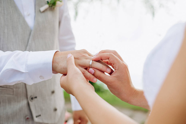 wedding ring put finger tradition family love - 写真・画像