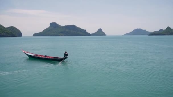 Group of Islands in ocean at Ang Thong National Marine Park near touristic Samui paradise tropical resort. Archipelago in the Gulf of Thailand. Idyllic turquoise sea natural background with boat - Footage, Video