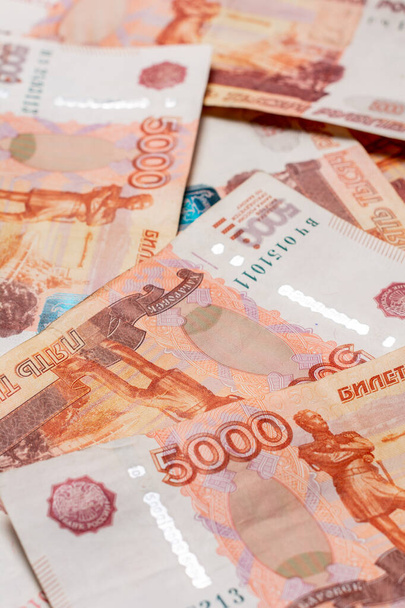Textur der russischen Banknoten im Nennwert von 5000 Rubel. - Foto, Bild