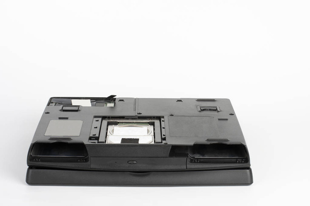 Pohled na spodní stranu notebooku, vyjmutí krytu pevného disku, vyjmutí baterie a disketové jednotky  - Fotografie, Obrázek