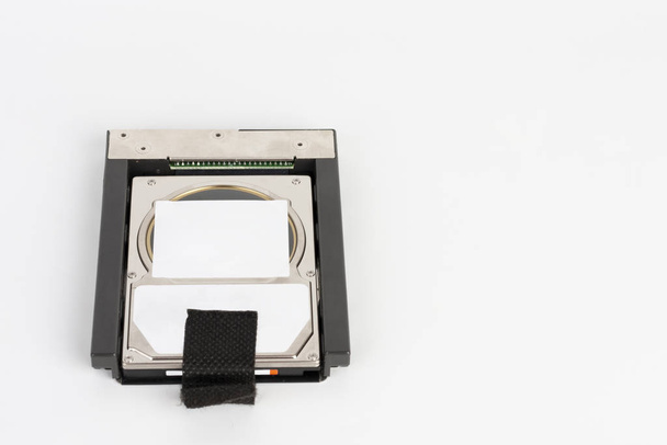 2,5 disque dur, hdd de vieux laptoop sur fond blanc
  - Photo, image
