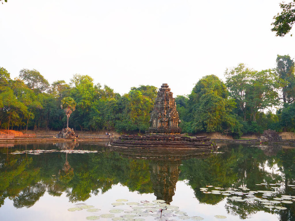 Landscape view with reflection of Neak Pean or Neak Poan in Angk - Φωτογραφία, εικόνα