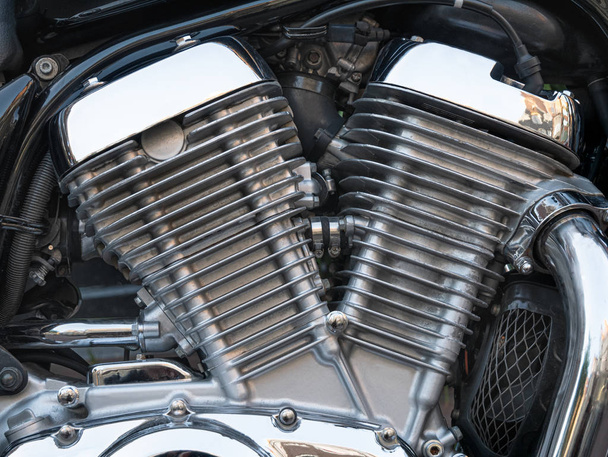 Zbliżenie zdjęcie chromowanego silnika motocykla na ulicy - Zdjęcie, obraz