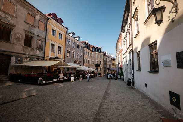 Lublin, Polonia - 5 de agosto de 2019: Lublin old town city center, Polonia. Calle y viejos edificios coloridos en el casco antiguo de Lublin
. - Foto, imagen