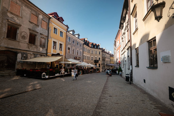 Lublin, Polonia - 5 de agosto de 2019: Lublin old town city center, Polonia. Calle y viejos edificios coloridos en el casco antiguo de Lublin
. - Foto, imagen