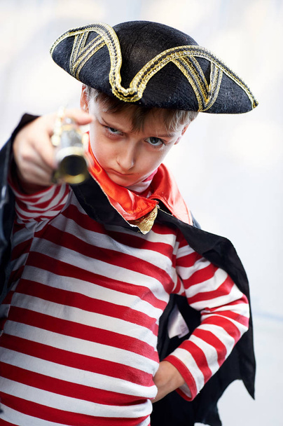 Little boy dressed as a pirate sailor, with an old pistol - Foto, Imagem