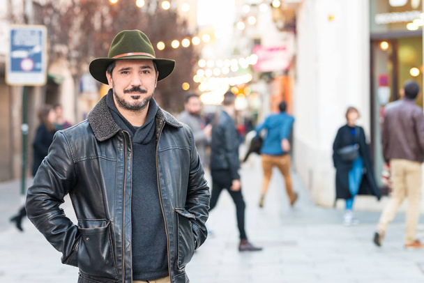 uomo maturo con cappello e giacca in piedi per strada con copia - Foto, immagini