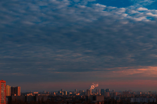 Красивое небо с облаками над городом на закате
 - Фото, изображение