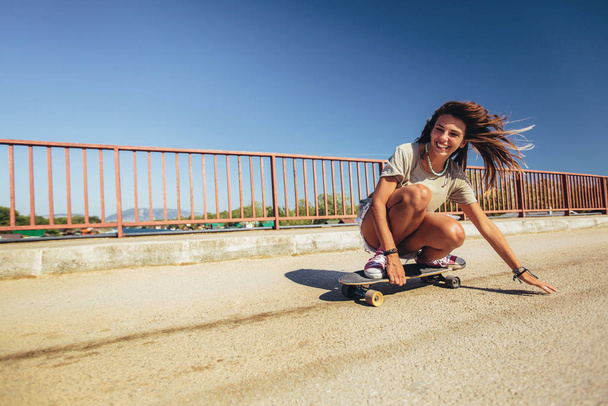 Femme sportive chevauchant sur le skateboard sur la route. Longboard
, - Photo, image