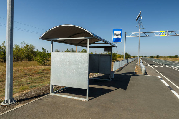 порожня автобусна зупинка на дорозі
 - Фото, зображення