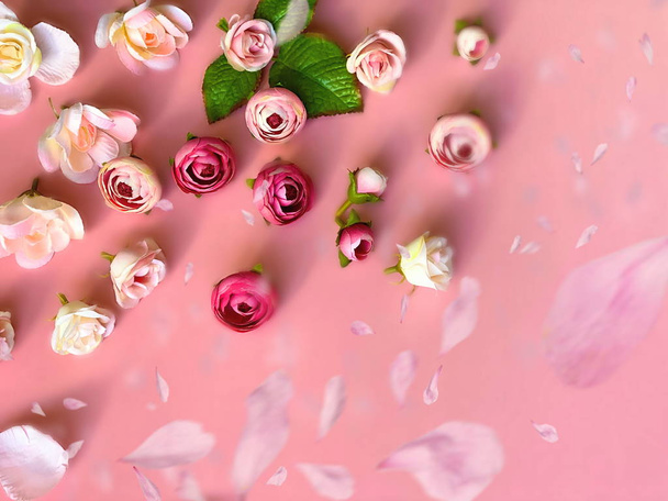   rosa weiße Rosen Strauß auf blauem und Korallen floralem Hintergrund Kopierraum glücklich romantischen Valentinstag, Frauen Tag und Geburtstag Grußkarte, schöne Wünsche Zitate Text auf blau - Foto, Bild