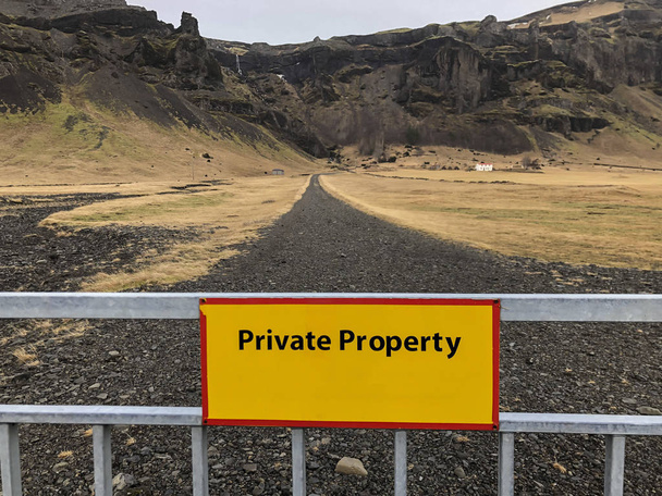 segno di proprietà privata sulla recinzione contro la strada e la terra
 - Foto, immagini
