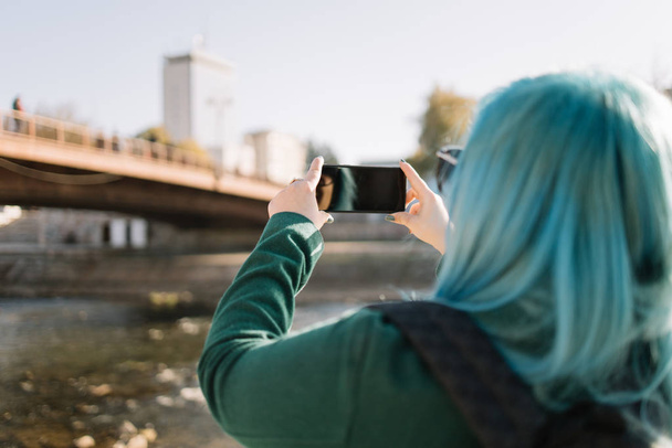 Tourist woman taking photo with her smartphone - Zdjęcie, obraz