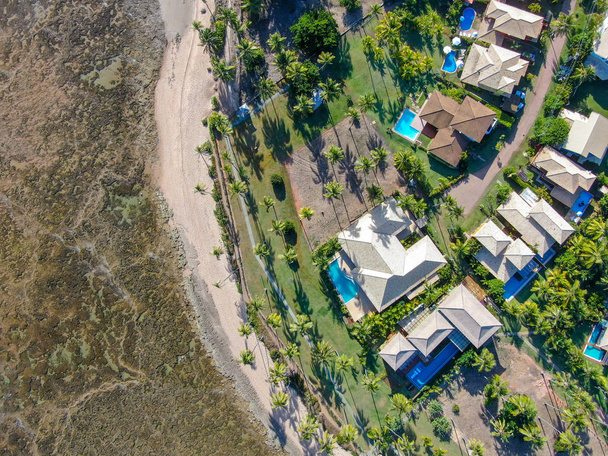 Vista aérea de la playa tropical de arena blanca con villas tropicales
 - Foto, Imagen