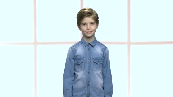 Маленький хлопчик в джинсовій куртці, що показує знак ОК
. - Кадри, відео