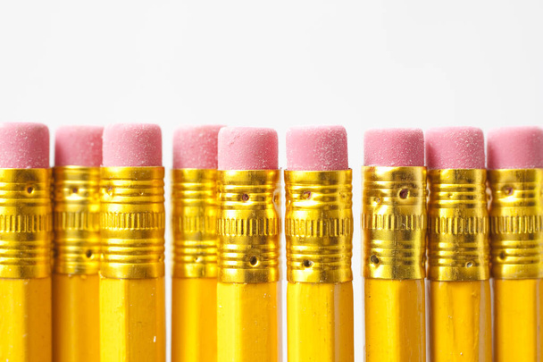 Žluté tužky izolované na bílém pozadí - Fotografie, Obrázek