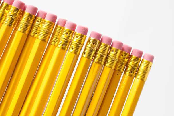 Κίτρινα μολύβια σε λευκό φόντο - Φωτογραφία, εικόνα