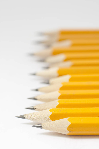 Lápices amarillos aislados sobre fondo blanco - Foto, Imagen