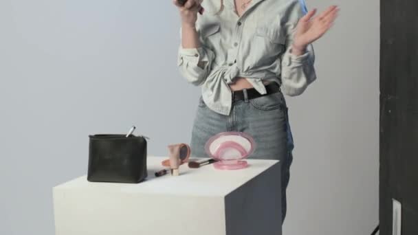 жіночий огляд косметики для запису відео зі смартфоном, прикріпленим до палички селфі
 - Кадри, відео