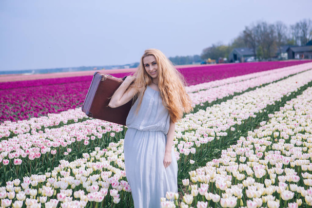 Gyönyörű fiatal nő hosszú vörös haj visel fehér ruha  - Fotó, kép