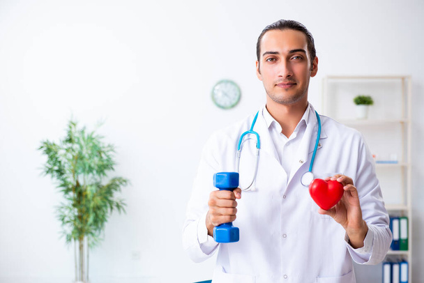 Молодой врач в спорте и диете
 - Фото, изображение