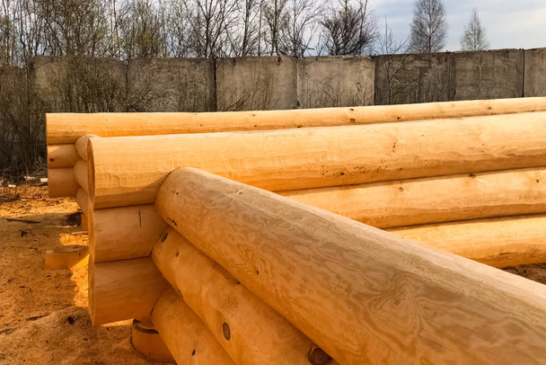 Secagem e montagem de madeira log house em uma base de construção
.  - Foto, Imagem