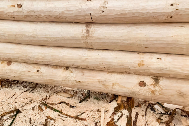 Asciugatura e assemblaggio di case in legno in una base di costruzione
.  - Foto, immagini
