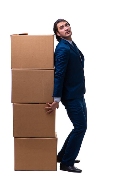 Jonge mannelijke werknemer met dozen geïsoleerd op wit - Foto, afbeelding
