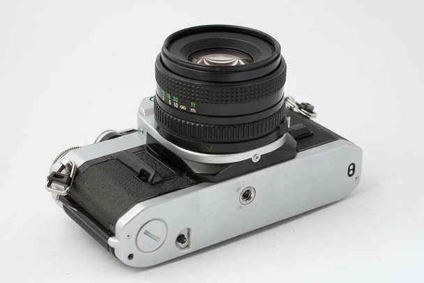 klassische analoge Spiegelreflexkamera mit einer Linse isoliert auf weißem Hintergrund - Foto, Bild