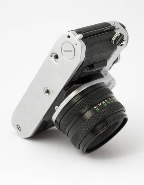 Caméra réflexe analogique mono-objectif classique isolée sur fond blanc
 - Photo, image