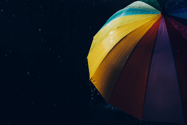 Барвиста парасолька, мокра під сильним дощем
. - Фото, зображення